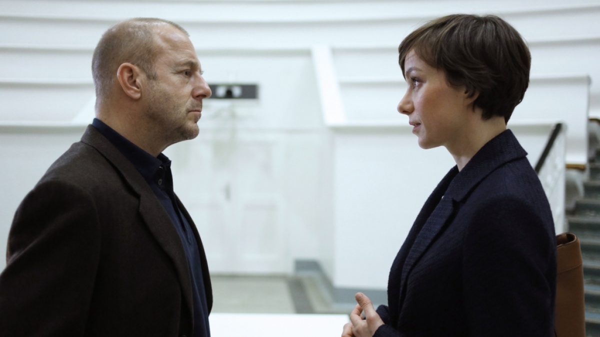 Clara Rink (Julia Koschitz, rechts) bittet Richard Brock (Heino Ferch, links) um Hilfe. (Foto)