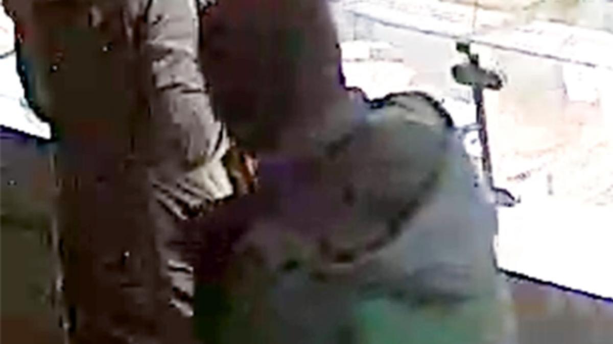 Die Berliner Polizei sucht mit diesen Fotos nach einem mutma&szlig;lichen Kindesentf&uuml;hrer. (Foto)