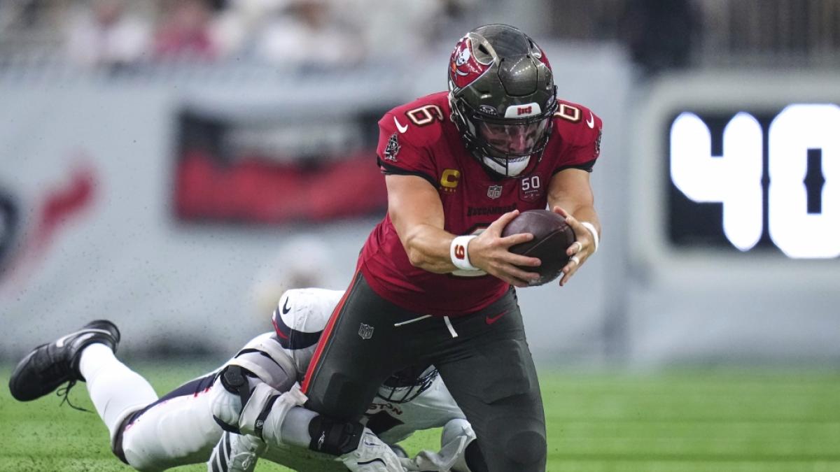 Baker Mayfield wird zu Boden gebracht mit dem Ball am 15.09.2025. (Symbolbild) (Foto)