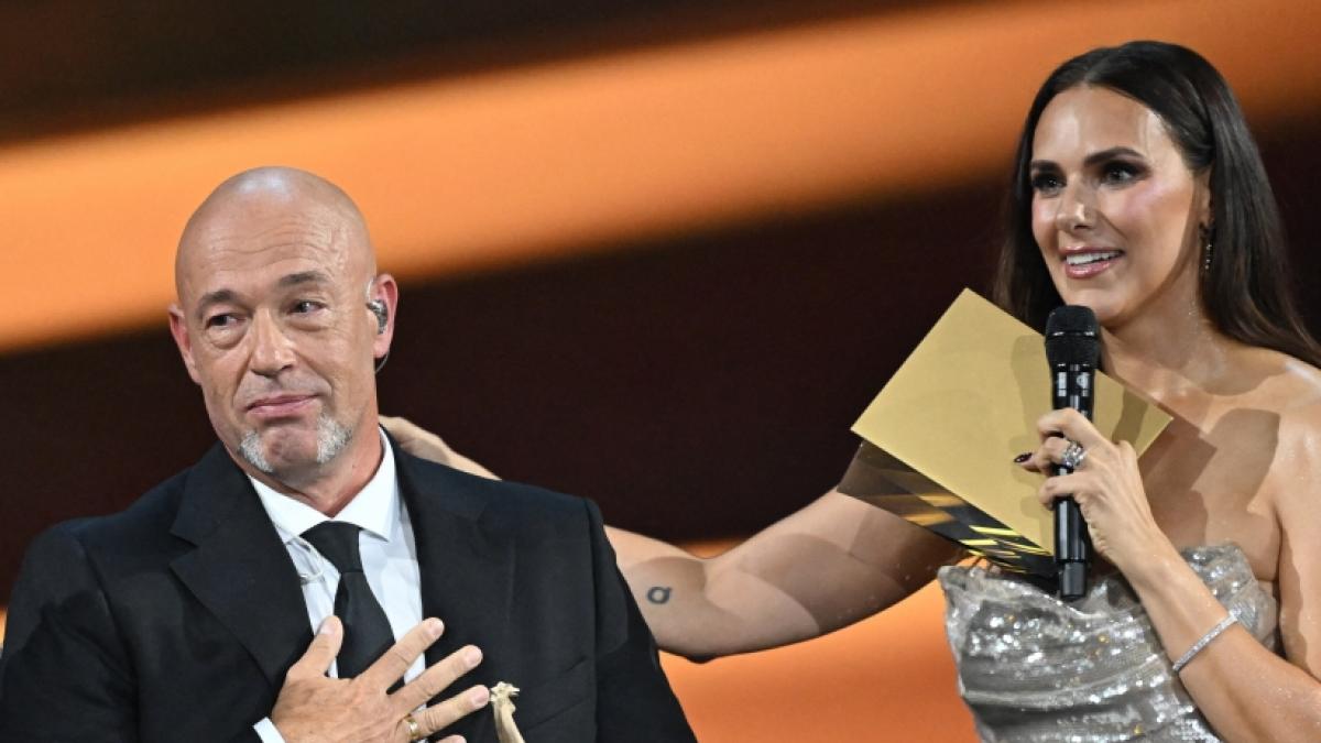 Der Graf, S&auml;nger der Band Unheilig, und Esther Sedlaczek bei der "Goldenen Henne" 2026. (Foto)