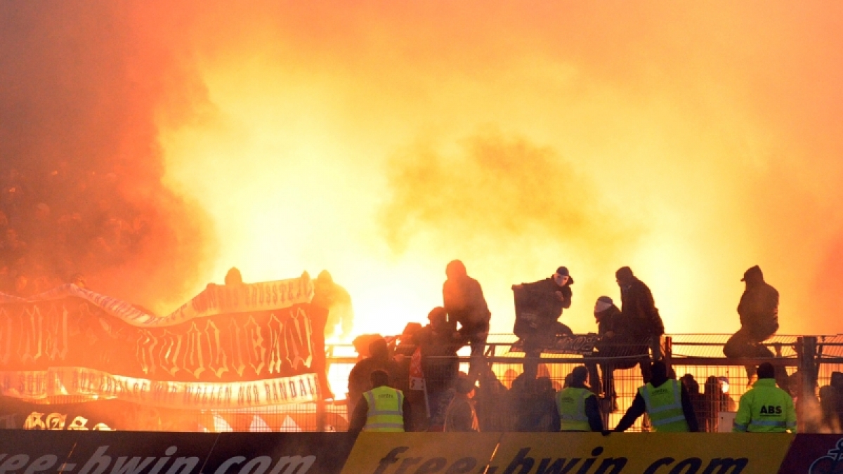 Vor allem in den unteren Ligen sorgen gewaltbereite Fu&szlig;ballfans immer wieder f&uuml;r Spielunterberchungen. Auch beim Einsatz von Pyrotechnik kann der Schiedsrichter abpfeifen. (Foto)
