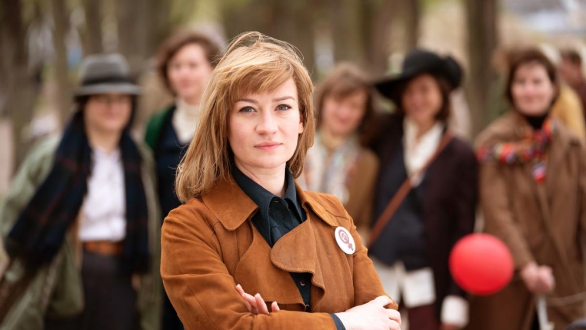 Nina Gummich als Alice Schwarzer in einer Szene aus dem Biopic "Alice". (Foto)