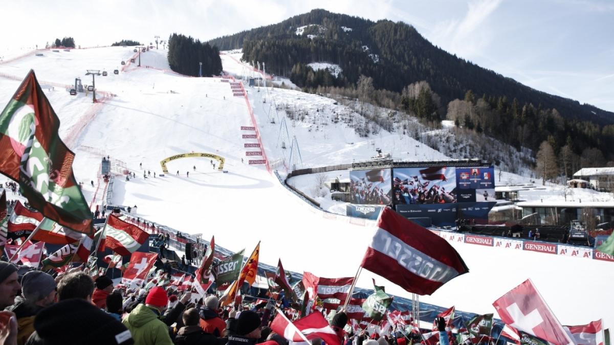 Zuschauer stehen vor Beginn eines Ski-alpin-Rennens an der Strecke (Symbolbild). (Foto)