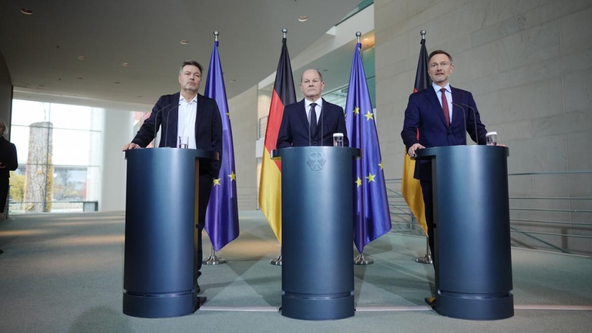 Die Ampel-Regierung um Wirtschaftsminister Robert Habeck, Kanzler Olaf Scholz und Finanzminister Christian Lindner (v.l.) muss mit einem 60-Milliarden-Loch im Bundeshaushalt fertig werden. (Foto)