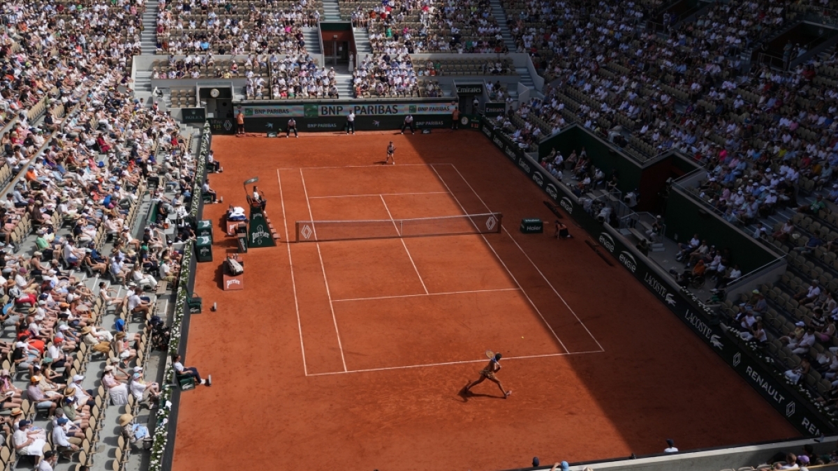 Grand Slam/WTA-Tour - French Open, Einzel, Frauen, 3. Runde, Osaka (Japan) - Jovic (USA). Naomi Osaka (unten) kontert gegen Iva Jovic, vom 30.05.2026. (Symbolbild) (Foto)