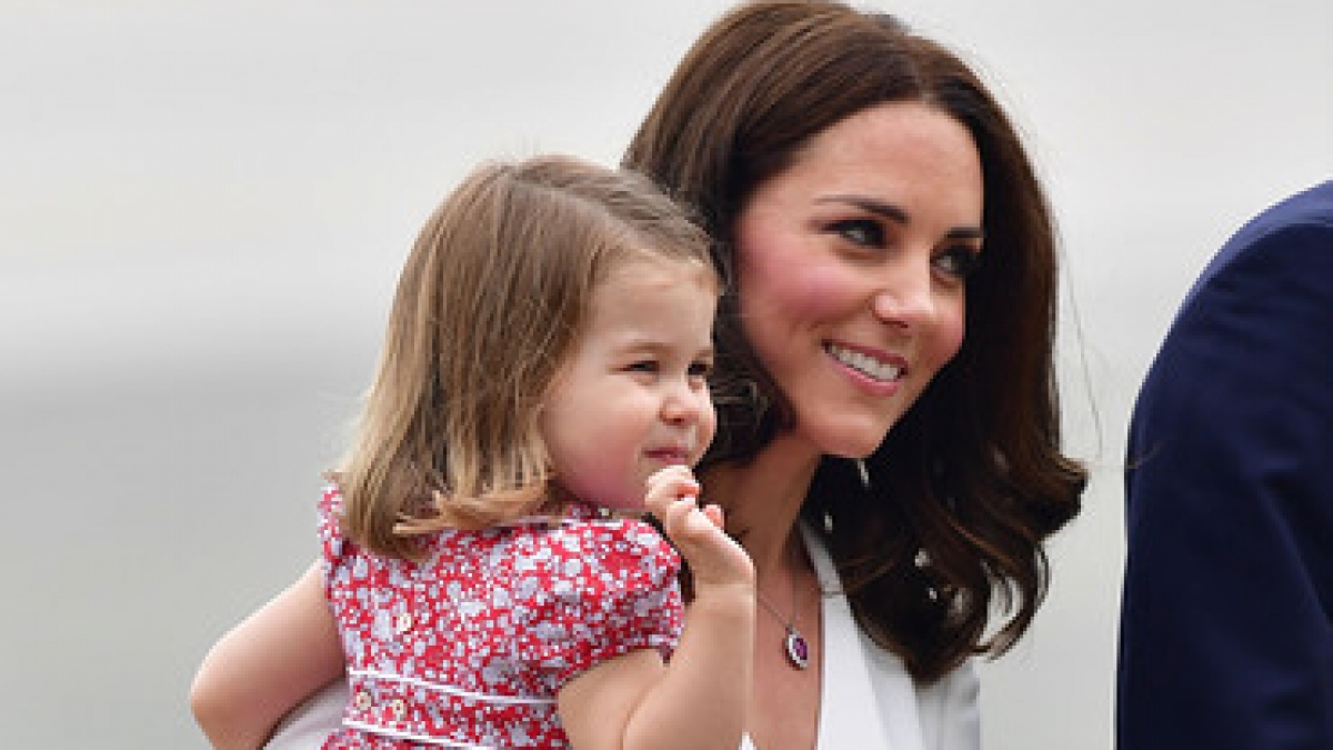 Prinzessin Charlotte winkt flei&szlig;ig den Kameras zu. (Foto)