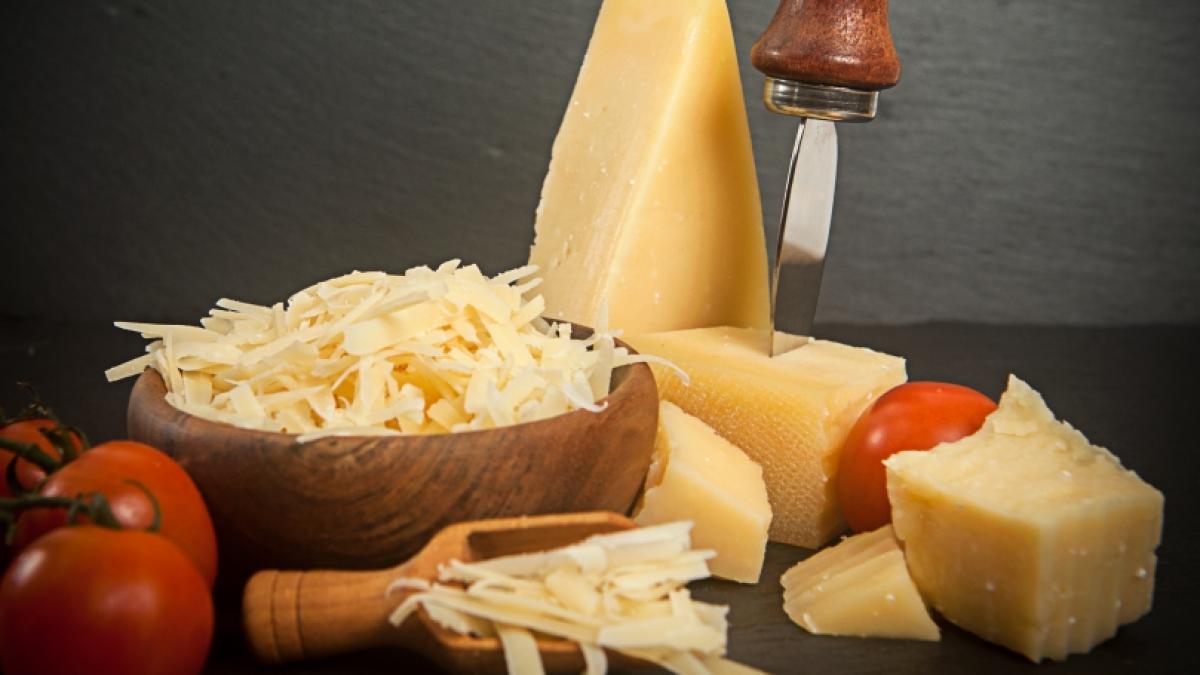 In einem aktuellen Produktr&uuml;ckruf wird vor dem Verzehr von Reibek&auml;se gewarnt, der bei Aldi verkauft wurde (Symbolfoto). (Foto)