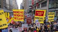 In New York tragen Menschen Schilder und skandieren Slogans während einer 