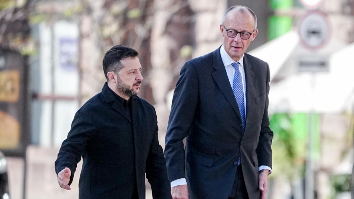 Bundeskanzler Friedrich Merz (CDU) und Wolodymyr Selenskyj (l), Pr&auml;sident der Ukraine, beim Gedenken am Maidan, dem Unabh&auml;ngigkeitsplatz, den im Krieg mit Russland gefallenen ukrainischen Soldaten. (Foto)