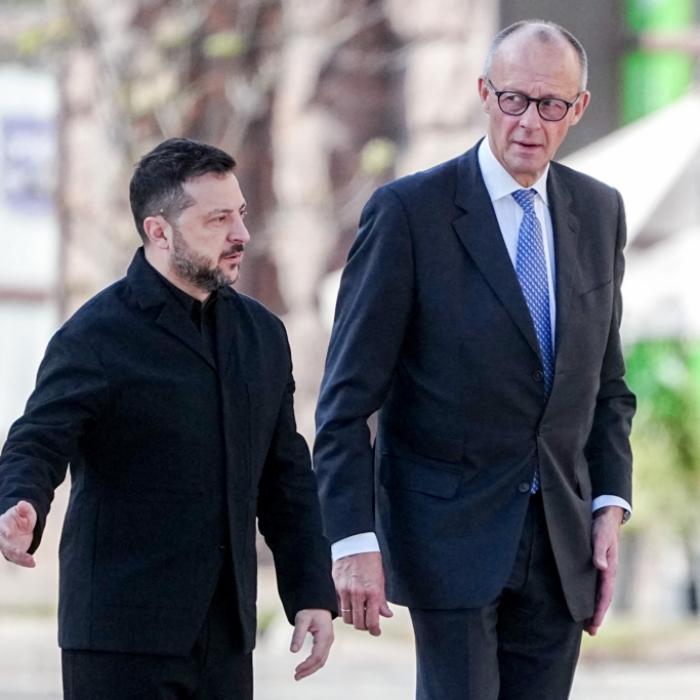 Bundeskanzler Friedrich Merz (CDU) und Wolodymyr Selenskyj (l), Präsident der Ukraine, beim Gedenken am Maidan, dem Unabhängigkeitsplatz, den im Krieg mit Russland gefallenen ukrainischen Soldaten.