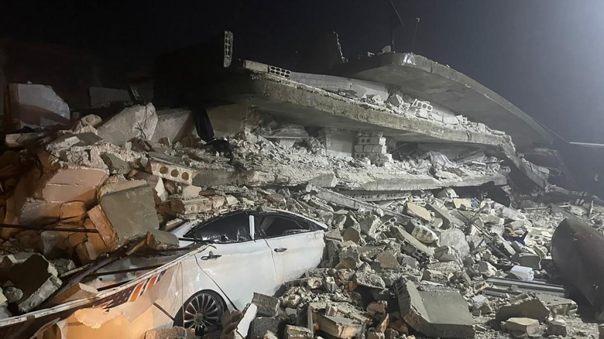 Zwei heftige Erdbeben haben kurz nacheinander am fr&uuml;hen Montagmorgen den S&uuml;dosten der T&uuml;rkei ersch&uuml;ttert. Schock-Fotos zeigen das Ausma&szlig; des heftigen Bebens. (Foto)