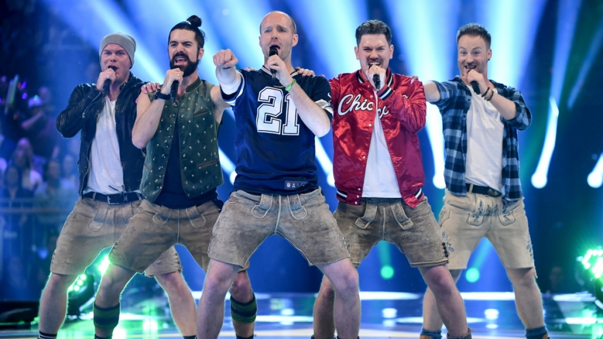Die Band voXXclub performt auf der B&uuml;hne. (Foto)