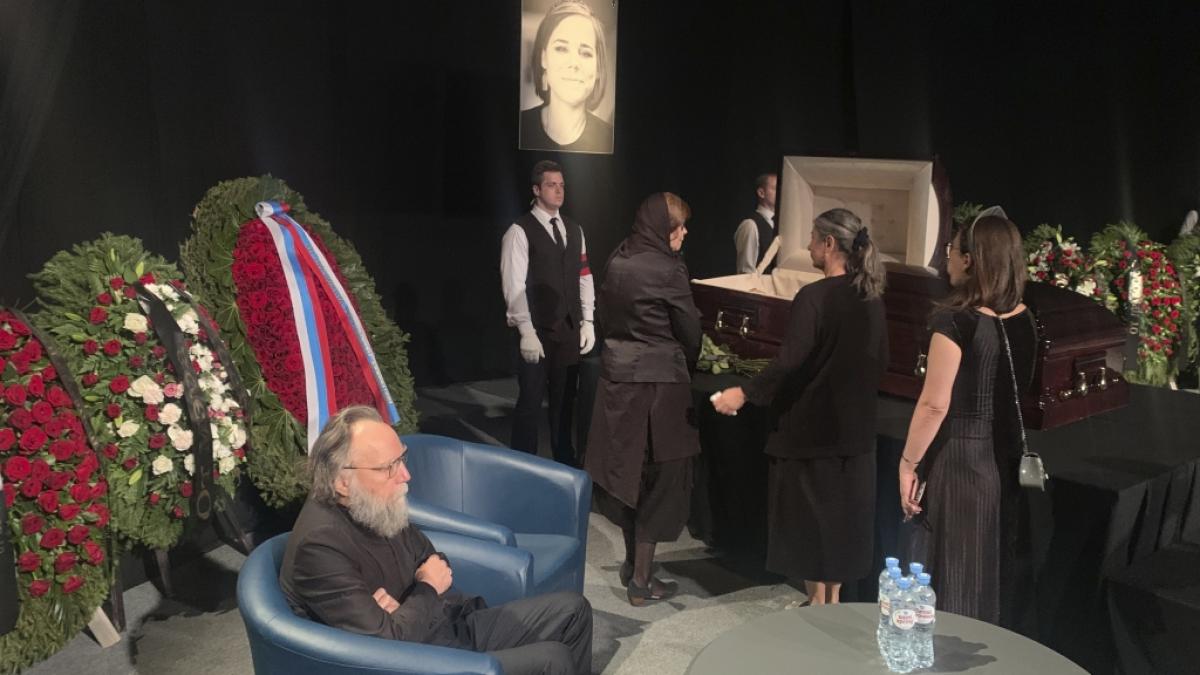 Der russische Ideologe Alexander Dugin (l), Politikwissenschaftler und ehemaliger Professor an der Staatlichen Universit&auml;t Moskau, nimmt an einer Abschiedszeremonie f&uuml;r seine Tochter Daria Dugina teil. (Foto)