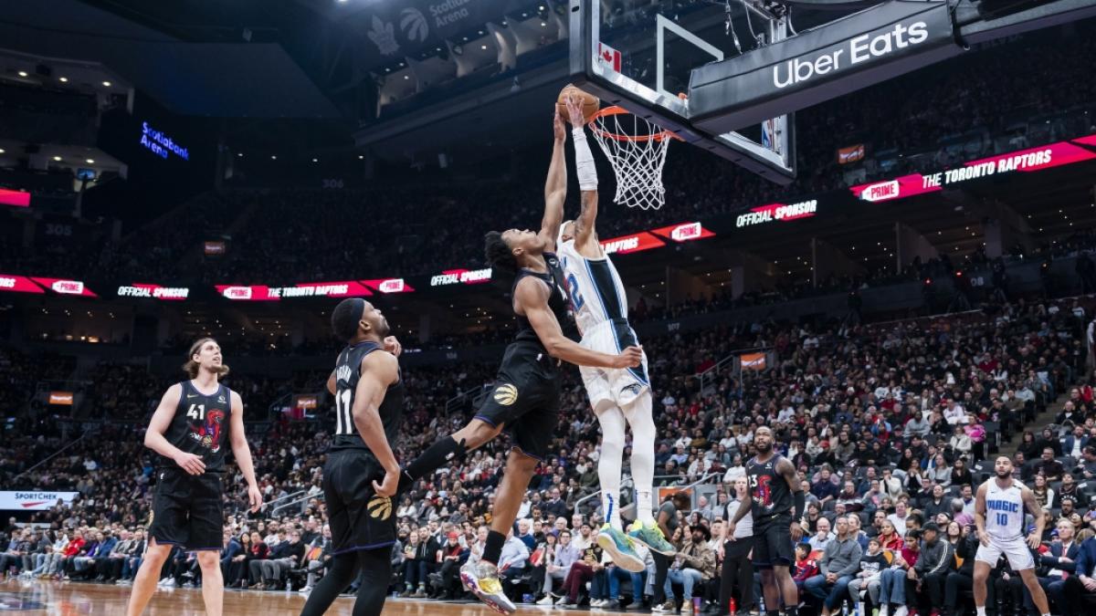 Scottie Barnes von den Toronto Raptors blockt den Ball gegen Trevelin Queen von den Orlando Magic, am 21.01.2025. (Symbolbild) (Foto)