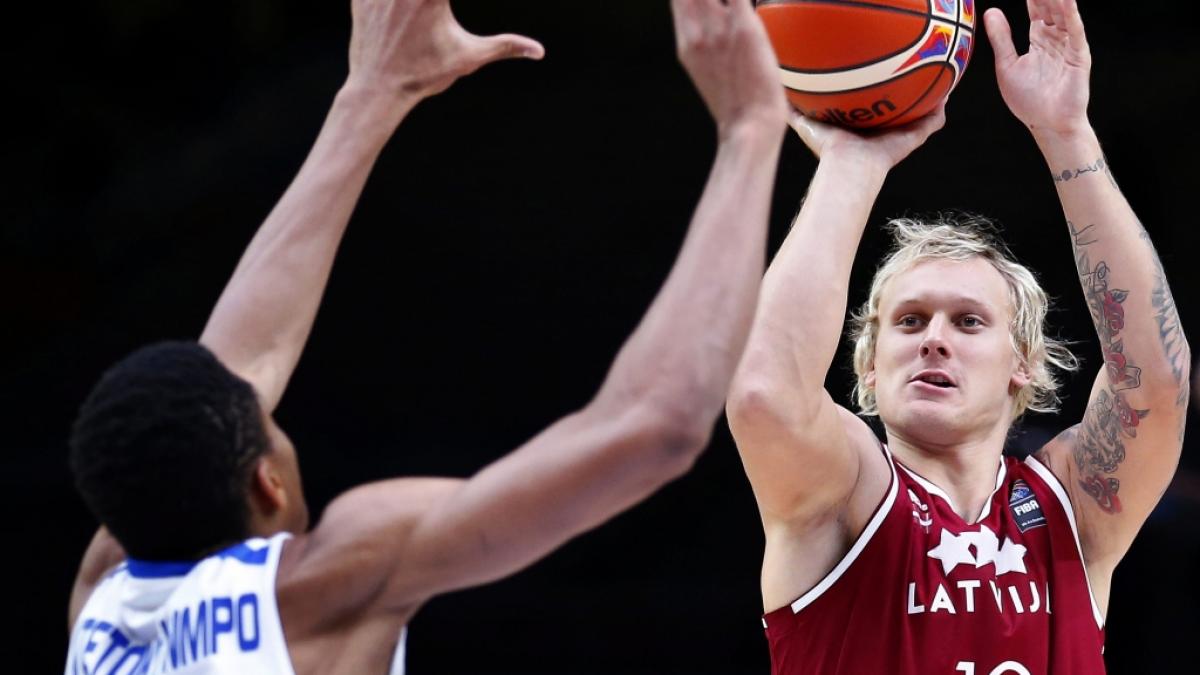 Der aus Lettland stammende Basketballer Janis Timma (re.), hier im Zweikampf mit Giannis Antetokounmpo, ist im Alter von nur 32 Jahren gestorben. (Foto)