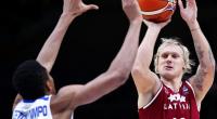 Der aus Lettland stammende Basketballer Janis Timma (re.), hier im Zweikampf mit Giannis Antetokounmpo, ist im Alter von nur 32 Jahren gestorben.