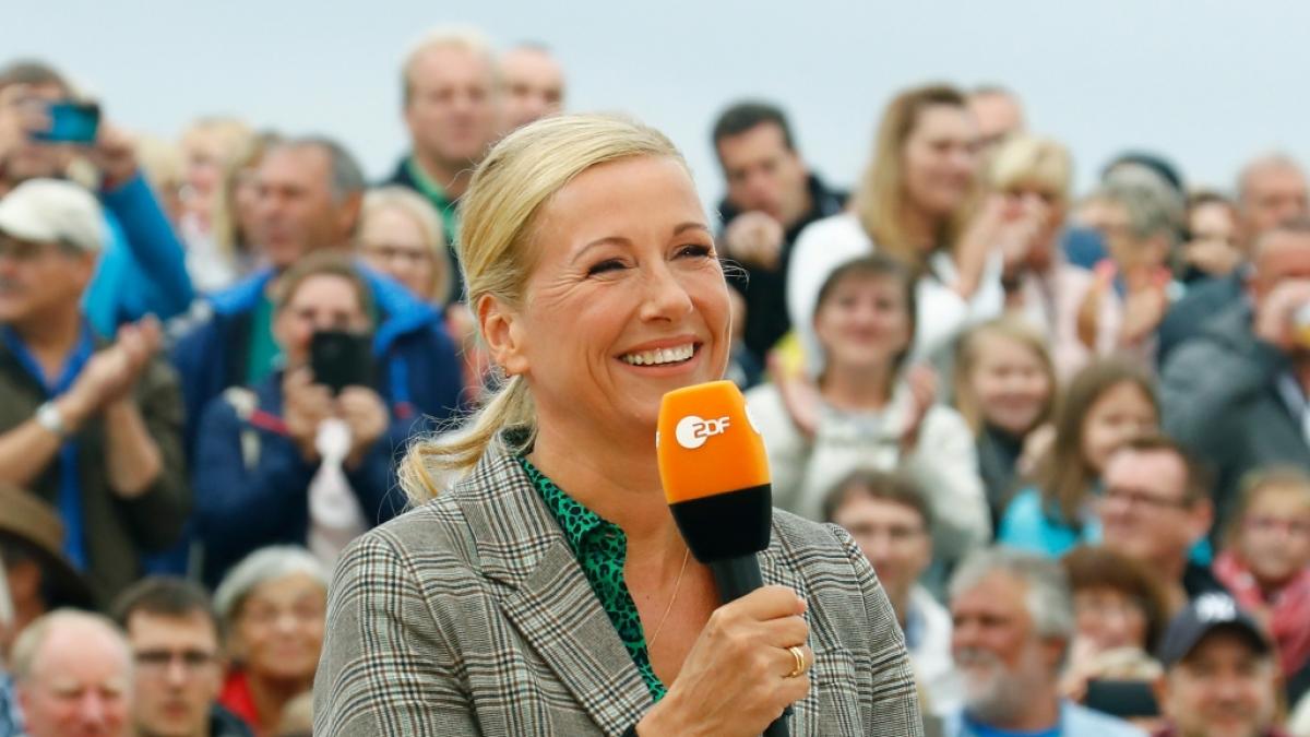 Andrea Kiewel l&auml;dt am 3. September zum "ZDF Fernsehgarten" unter dem Motto "Rock im Garten" ein. (Foto)