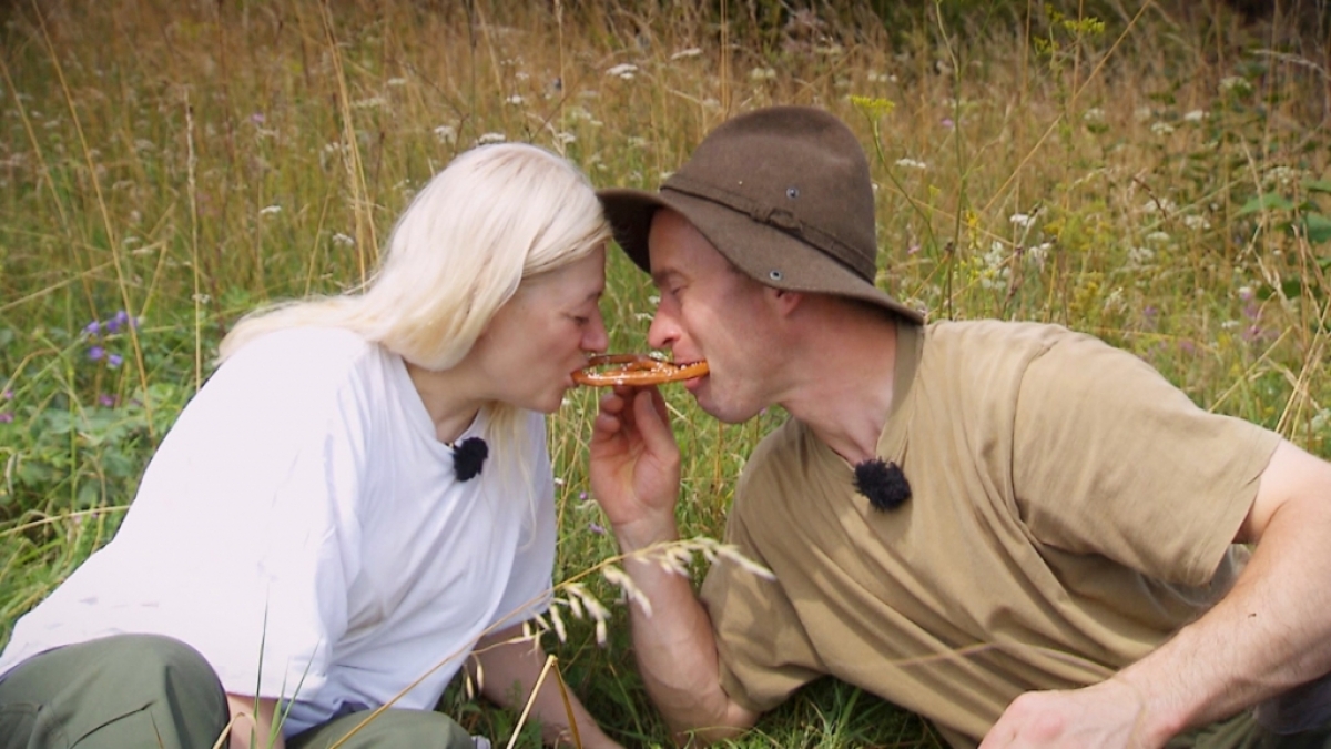 Rainer und Heike lassen es sich bei einem Picknik gut gehen. (Foto)
