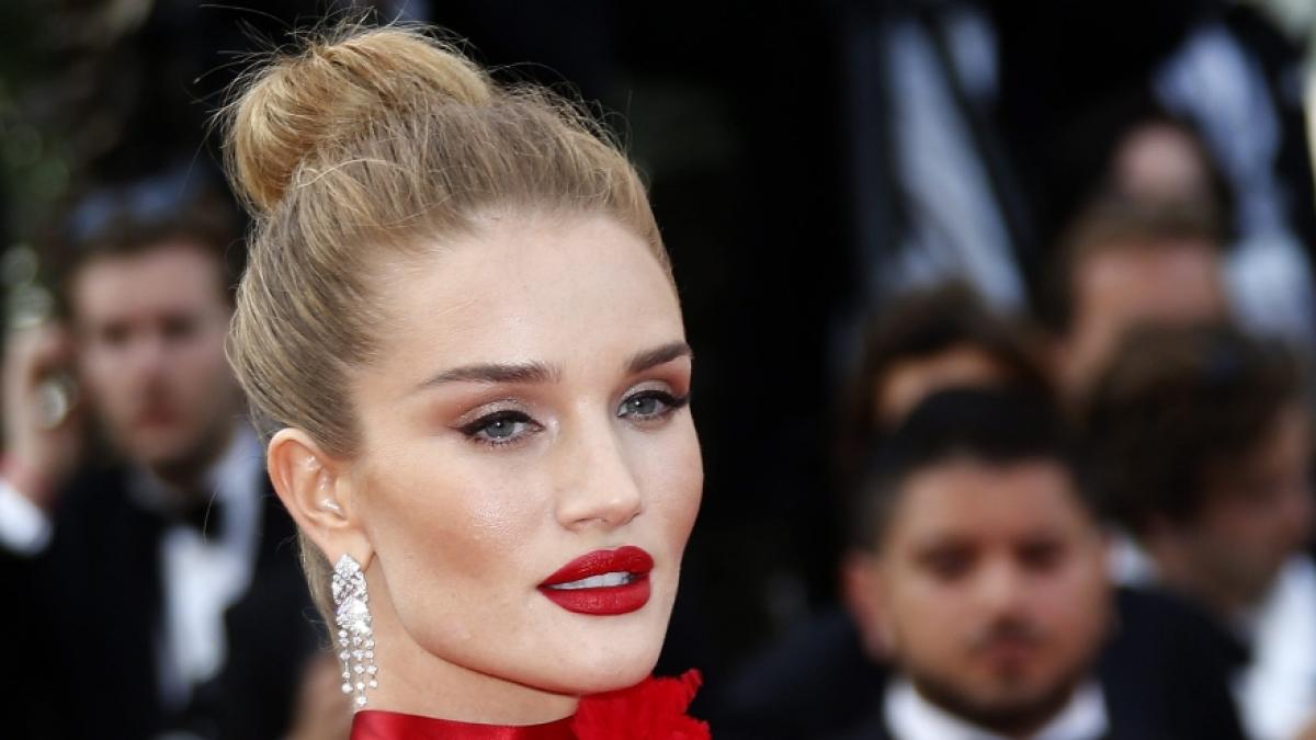 Rosie Huntington-Whiteley fackelt das Netz im knappen Bodysuit ab. (Foto)