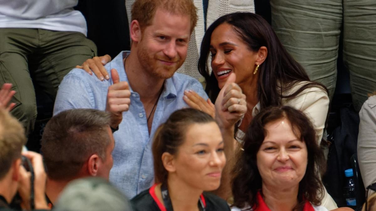 Ob Prinz Harry und Meghan Markle Anfang 2020 geahnt haben, dass ihre als Megxit betitelte Trennung vom britischen K&ouml;nigshaus eines Tages zum gr&ouml;&szlig;ten Verrat aller Zeiten gew&auml;hlt werden w&uuml;rde? (Foto)