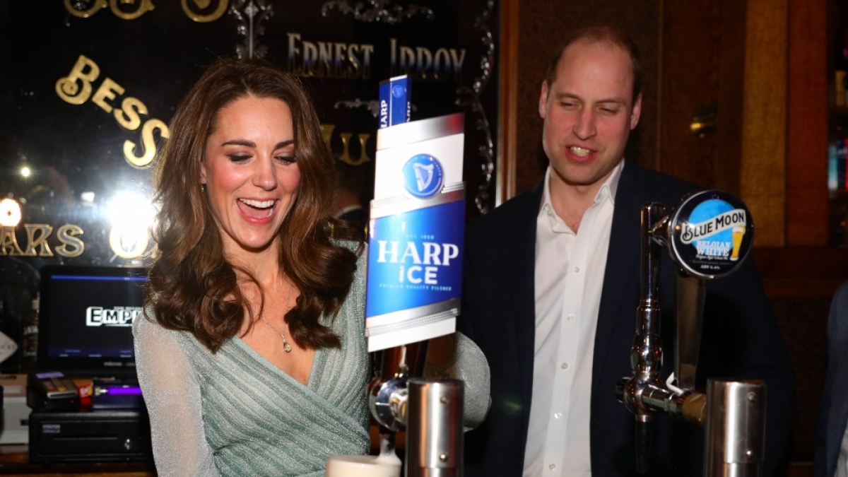 Auch wenn Herzogin Kates Augen beim Anblick eines frisch gezapften Bieres leuchten: Allabendlich genehmigt sich Prinz Williams Ehefrau lieber einen anderen Drink. (Foto)