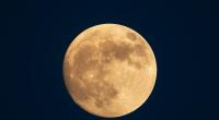 Im Oktober leuchtet ein sterbender Supermond am Himmel.