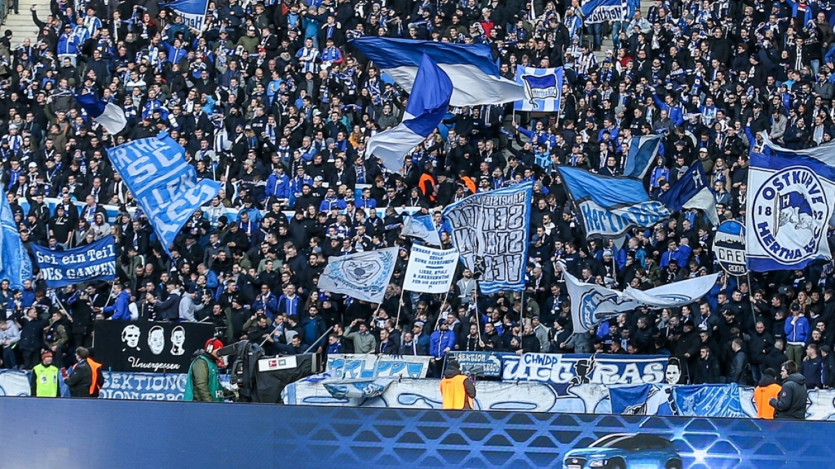 Die Fans von Hertha BSC feuern ihre Mannschaft von der Trib&uuml;ne aus an. (Symbolbild) (Foto)