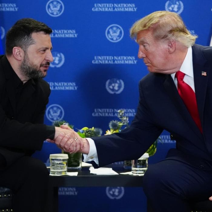 Nach Handschlag mit Selenskyj – Trump-Geste sorgt für Rätsel