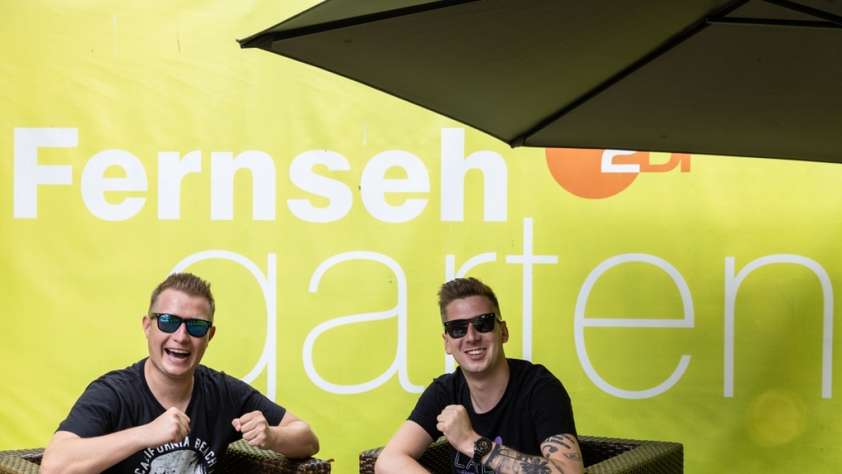 Beim "ZDF-Fernsehgarten" im Juli hatte das "Layla"-Duo DJ Robin und Sch&uuml;rze noch gut lachen. (Foto)
