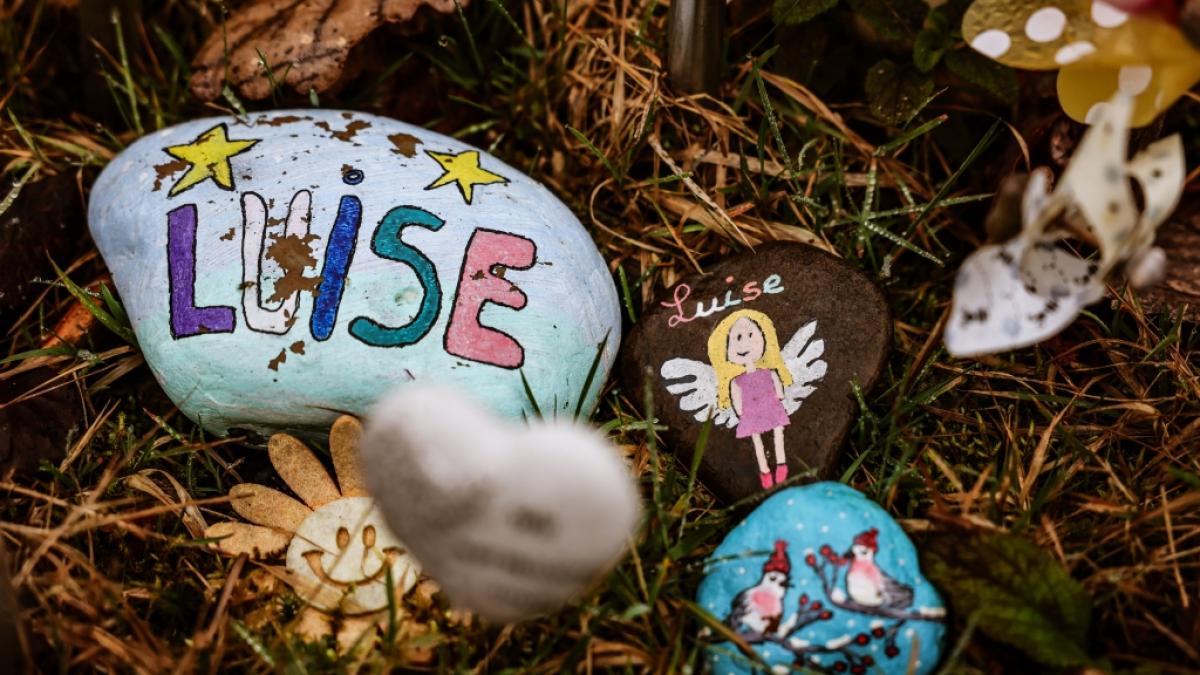Bemalte Steine erinnern am Ort der Bluttat in Freudenberg an die get&ouml;tete Luise. (Foto)