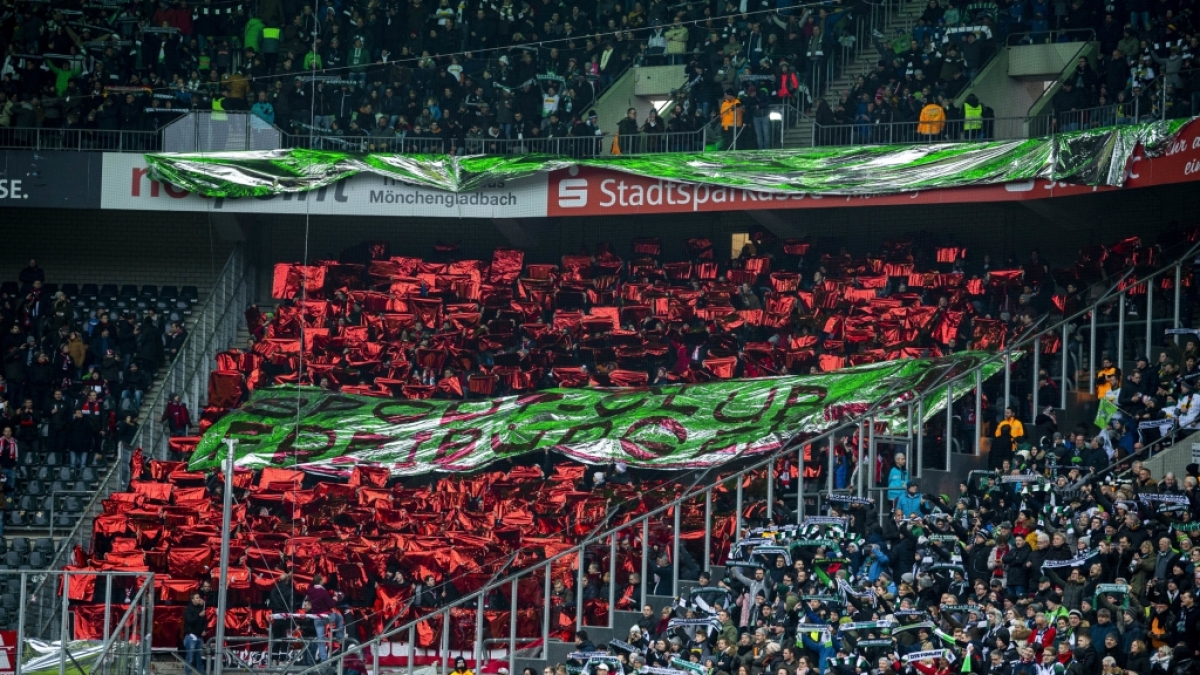 Die Fans vom SC Freiburg unterst&uuml;tzen ihr Team nach Leibeskr&auml;ften. (Symbolbild) (Foto)