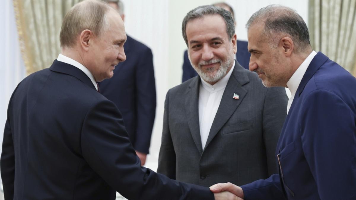 Wladimir Putin (links) hat dem Iran seine Hilfe zugesagt. (Foto)