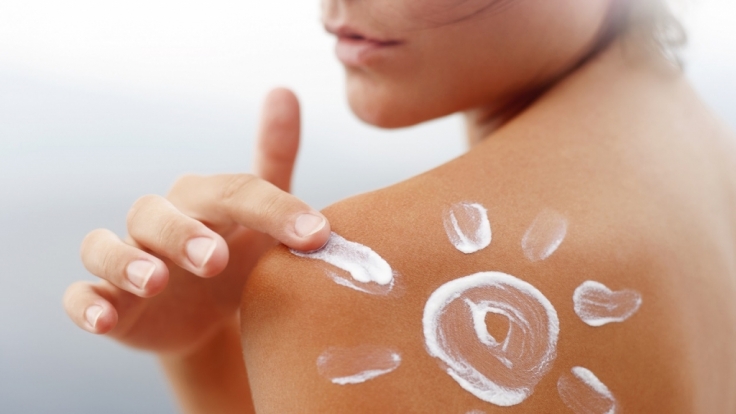 Stiftung Warentest nimmt im Juli 2015 Sonnencreme genauer unter die Lupe.