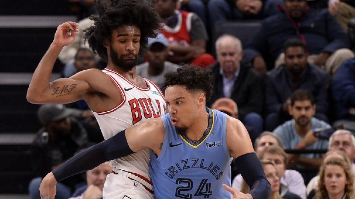 Dillon Brooks (r) von den Memphis Grizzlies spielt den Ball, am 26.10.2019. (Symbolbild) (Foto)