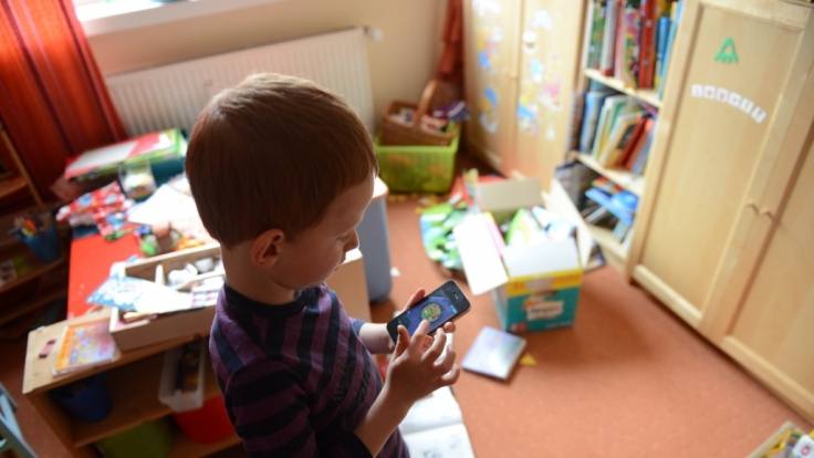 Smartphone als Spielzeug: Acht Prozent der Kinder können als suchtgefährdet eingestuft werden.