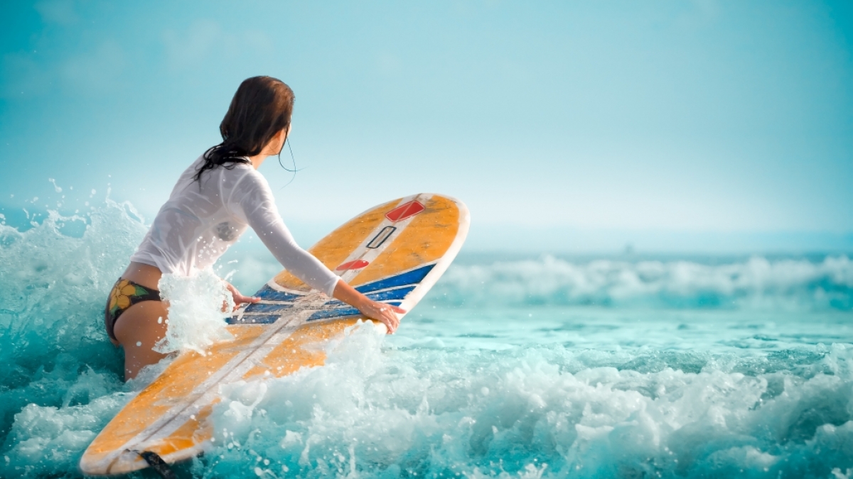 Das franz&ouml;sische Surfer-Girl Poeti Norac ist gestorben. (Symbolbild) (Foto)