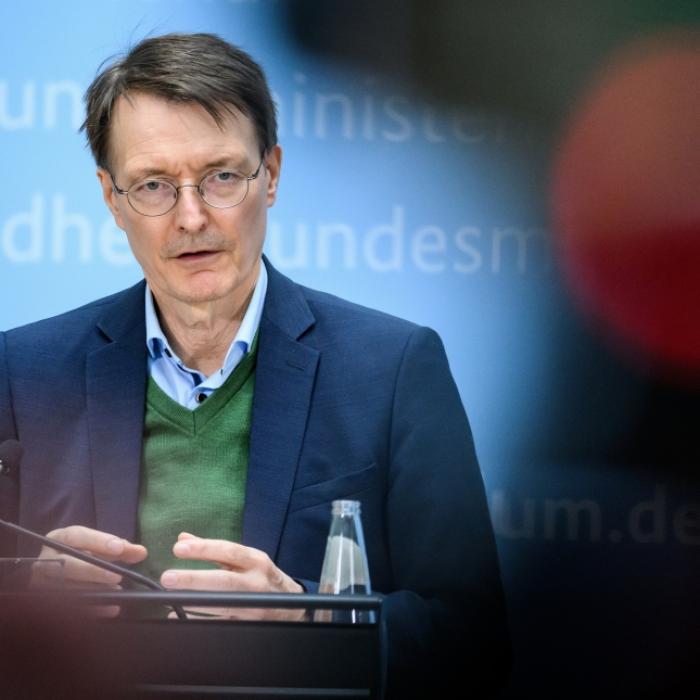 Absolut widersprüchlich! So verspielt Lauterbach das letzte bisschen Vertrauen