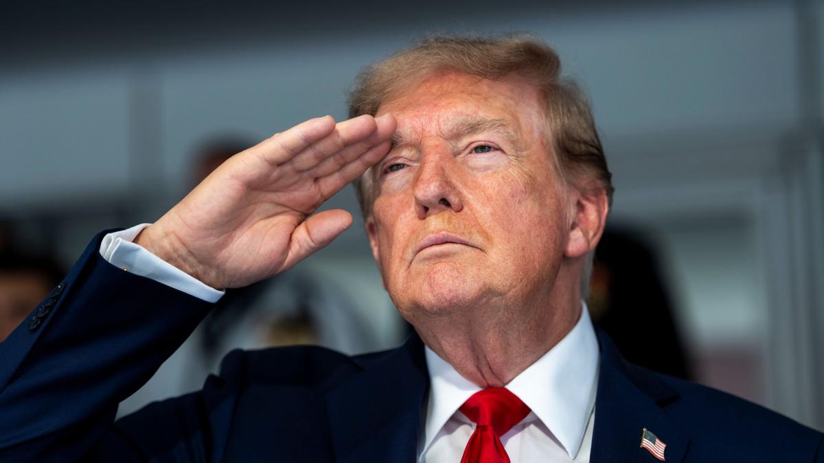 Donald Trump w&uuml;rdigt Dolly Parton nach ihrem Tod mit Trauerbeflaggung. (Foto)