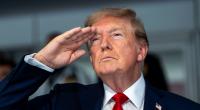 Donald Trump würdigt Dolly Parton nach ihrem Tod mit Trauerbeflaggung.