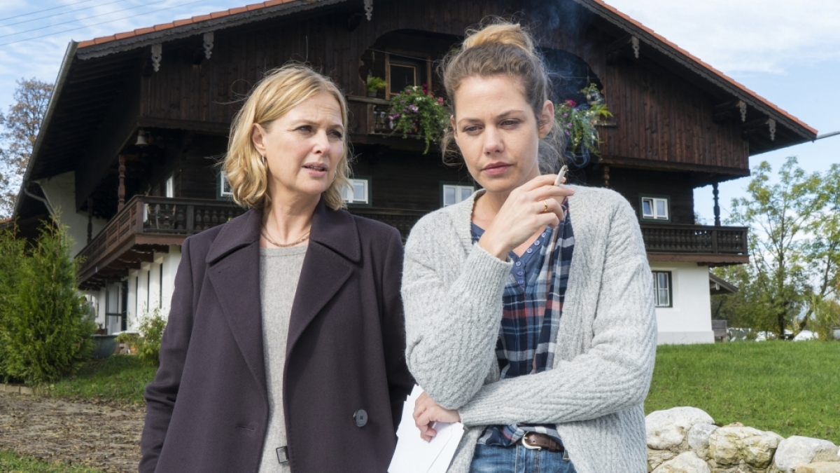 Vera Lanz (Katharina B&ouml;hm) spricht mit Sybille Arnold (Felicitas Woll). (Foto)