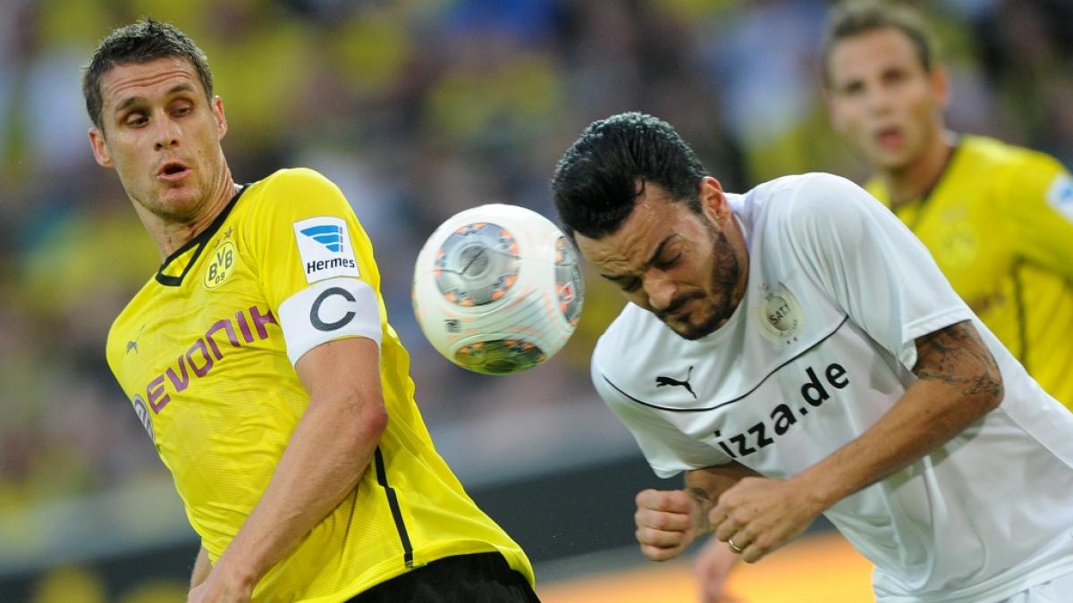 Auch Papa Giovanni Zarrella ist begeisterter Fu&szlig;baller. Hier spielte er 2013 beim Testspiel im Team der Sat.1-Helden gegen Sebastian Kehl vom BVB. (Foto)