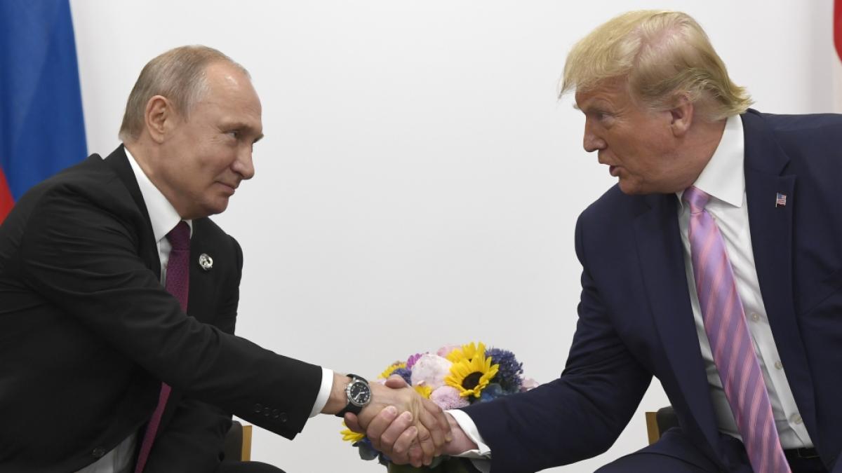 Lacht sich Wladimir Putin (l.) &uuml;ber Donald Trump (r.) kaputt? (Foto)