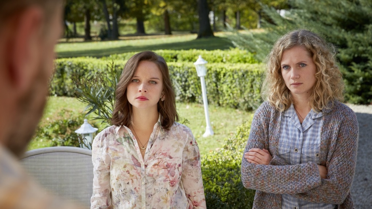 Die Schwestern Catrin (Cornelia Gr&ouml;schel, r.) und Maja (Sonja Gerhardt, M.) werden von ihrem Vater (G&ouml;tz Schubert) im Garten der Balaton-Residenz zurechtgewiesen. (Foto)
