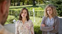 Die Schwestern Catrin (Cornelia Gröschel, r.) und Maja (Sonja Gerhardt, M.) werden von ihrem Vater (Götz Schubert) im Garten der Balaton-Residenz zurechtgewiesen.