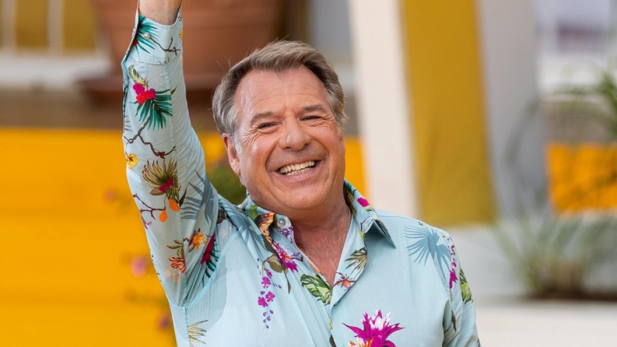 Entertainer Patrick Lindner steht w&auml;hrend der Live-&Uuml;bertragung der Sendung "Immer wieder sonntags" auf der B&uuml;hne und singt. (Foto)