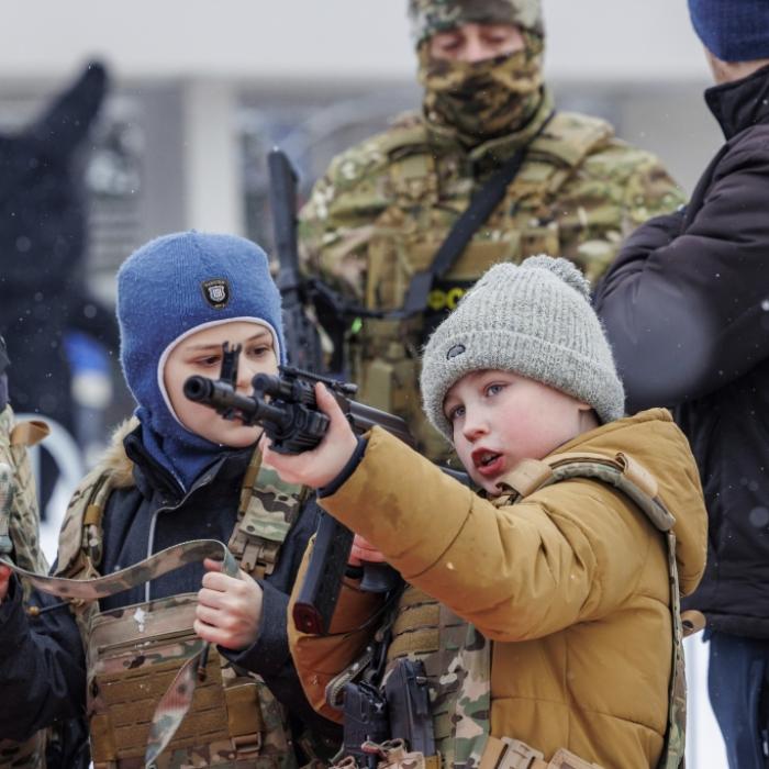 Kinder an Waffen! Diese Bilder von Schul-Militärübungen entsetzen