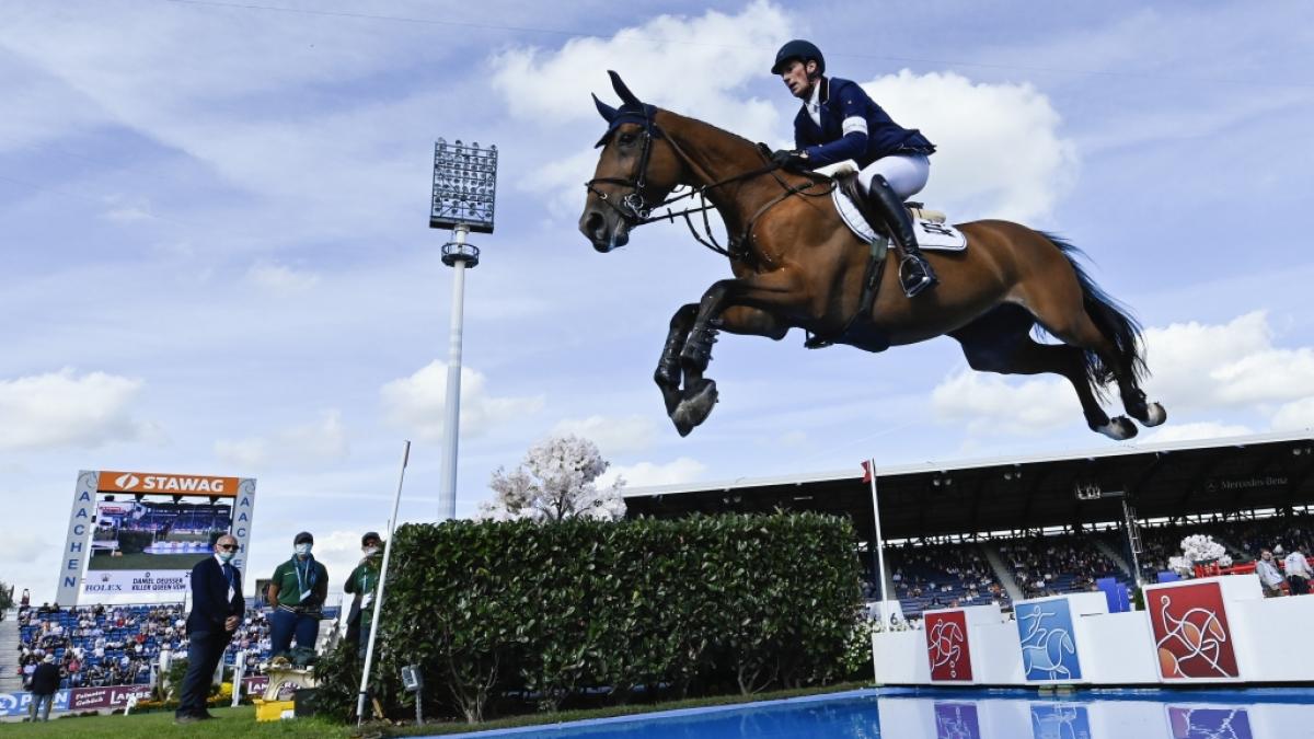 Der Springreiter Daniel Deu&szlig;er aus Deutschland auf dem Pferd Killer Queen &uuml;berspringt ein Wasserhindernis beim CHIO in Aachen. (Foto)