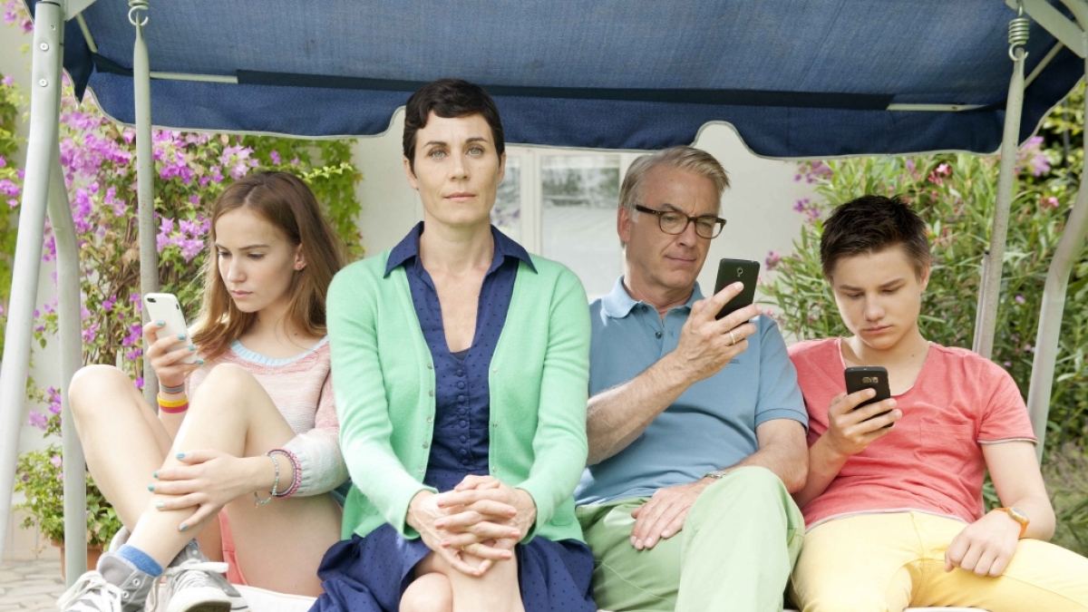 Heike (Nina Kunzendorf) reicht's: Die Smartphone- und Internetsucht ihrer Familie geht ihr so sehr auf die Nerven, dass sie ihren Lieben kalten Internet-Entzug verordnet. (Foto)