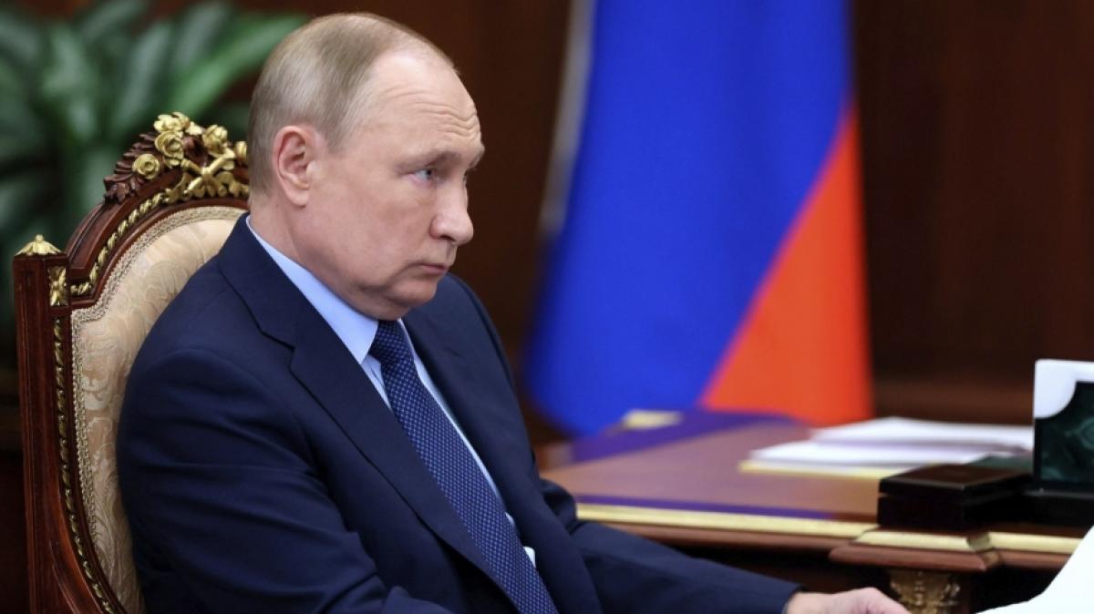 Konnte sich Wladimir Putin bei einem Auftritt nicht aufrichten? (Foto)