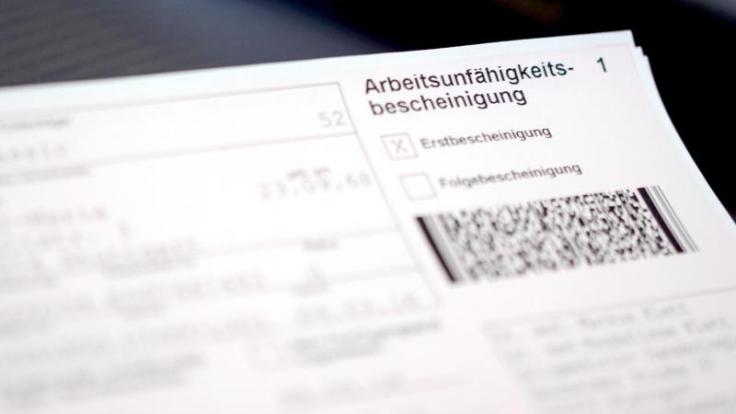 Wer nur eine leichte Erkältung hat, kann sich derzeit auch telefonisch krank schreiben lassen.